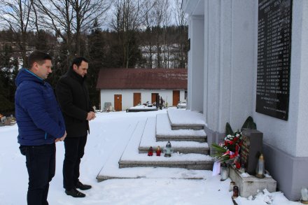 Złożenie kwiatów przez władze miasta przy pamiątkowej tablicy